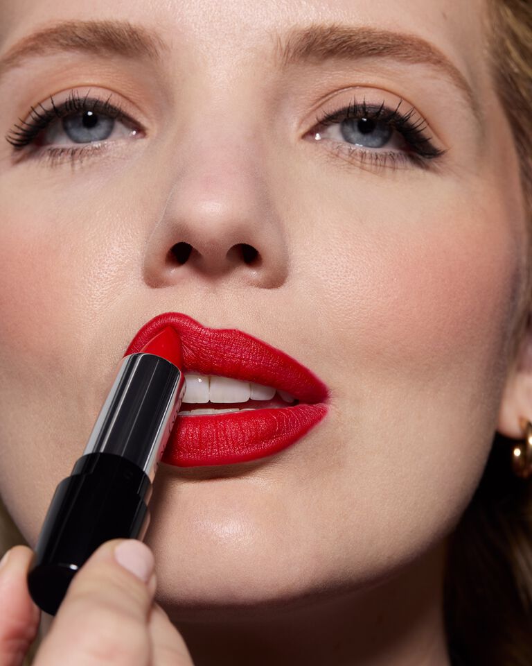 Modelo con Look Rojo Ic&oacute;nico